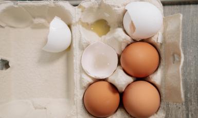 Witte en bruine eieren