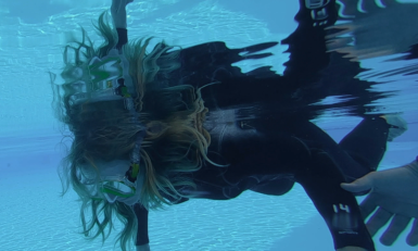 Een vrouw met een snorkel onder water