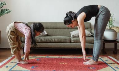 moeder en dochter aan de yoga