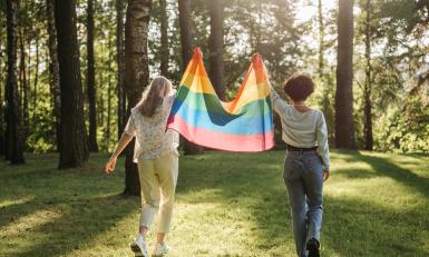 Twee vrouwen met de regenboogvlag