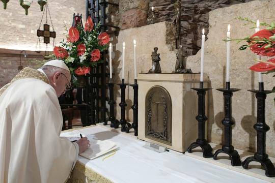 Paus Franciscus ondertekent Fratelli tutti (foto: AFP).