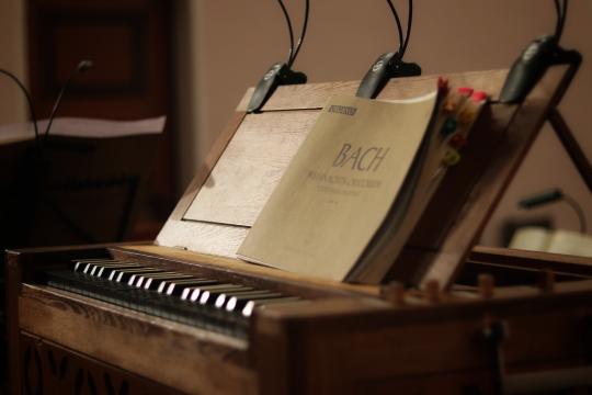 bruin boek op een piano waar bach op staat