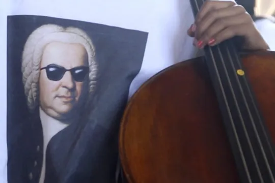 Bach met bril op op shirt