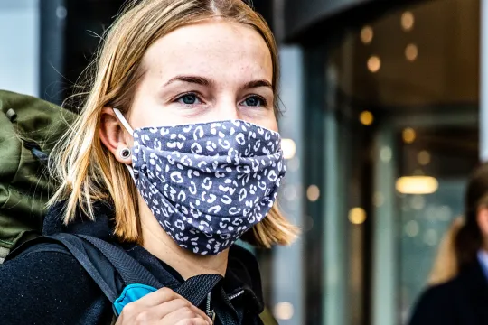 Vrouw op straat met mondkapje