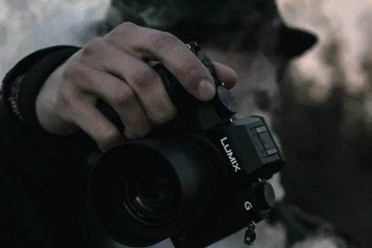 een fotograaf met een rokend fototoestel