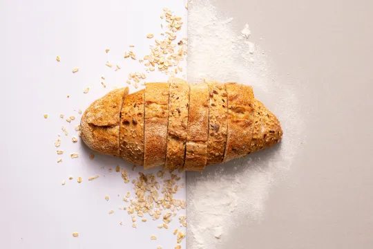 Gesneden brood op een wit oppervlak
