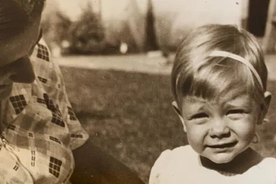 Foto van moeder met kind op schoot in jappenkamp
