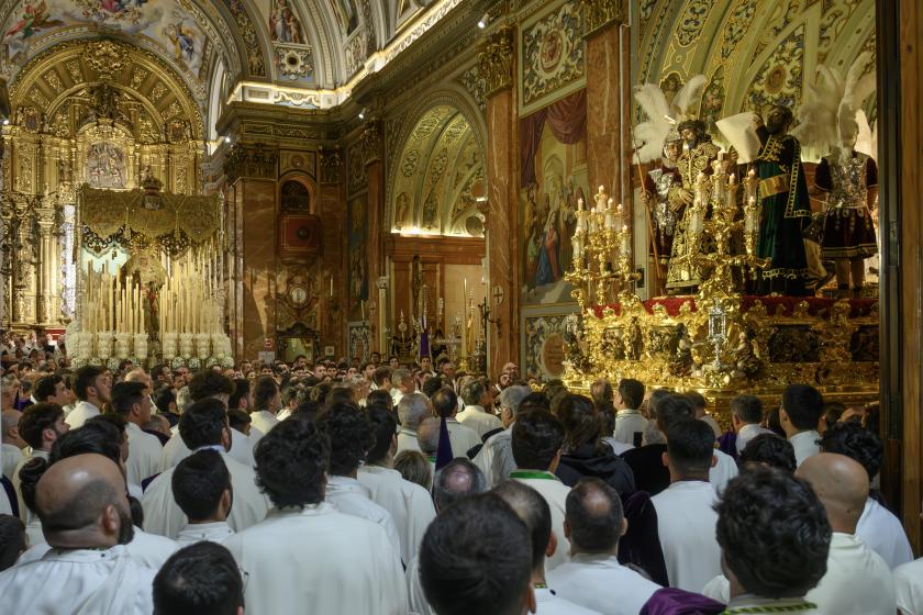 De broederschap van de wijk Macarena in Sevilla nadat op de avond van Witte Donderdag 2024 is aangekondigd dat de processie is afgelast. 