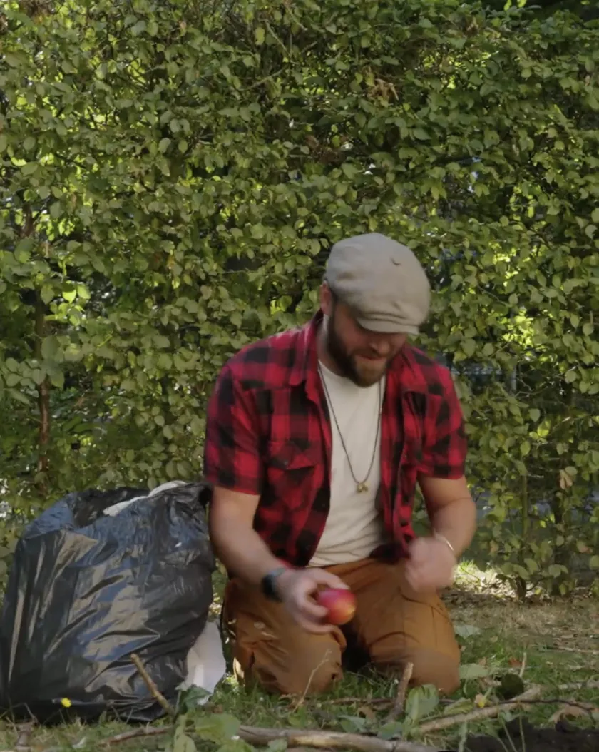Boswachter Tim maakt een composthoop