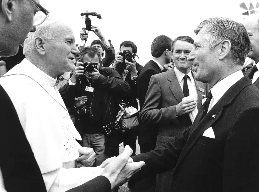 Paus Johannes Paulus II ontmoet Van Agt in 1985.