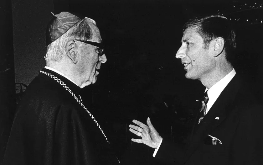 Kardinaal Alfrink en minister Van Agt.