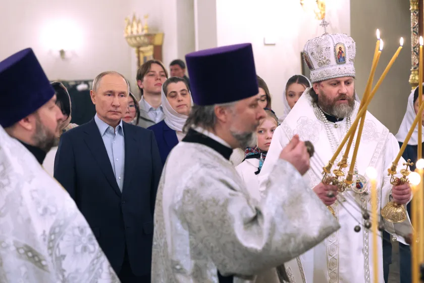 President Vladimir Poetin neemt deel aan een de liturgie van Kerstmis in de kerk van het presidentieel landgoed Novo-Ogarjovo op 7 januari 2024.