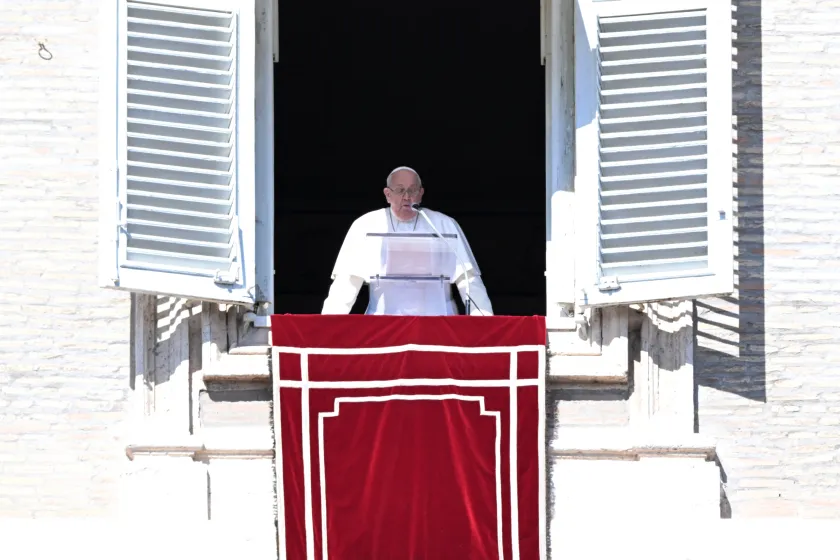 Pope Francis adresses the crowd from the window of the apostolic palace overlooking St. Peter's square during the Angelus prayer on February 25, 2024 in The Vatican.  Tiziana FABI / AFP