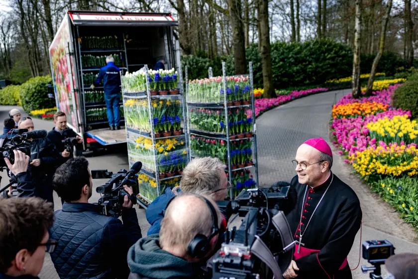 Bisschop van Rotterdam Hans van den Hende zegent bloemen in de Keukenhof, voordat deze vertrekken naar het Vaticaan. Paus Franciscus zal tijdens het uitspreken van de traditionele zegen Urbi et Orbi vanaf het balkon van de Sint-Pietersbasiliek omringd worden door de Nederlandse bloemen. ANP RAMON VAN FLYMEN