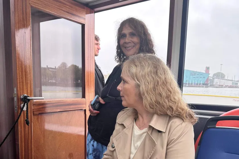 Ellie en Elèni op een rondvaartboot in Amsterdam