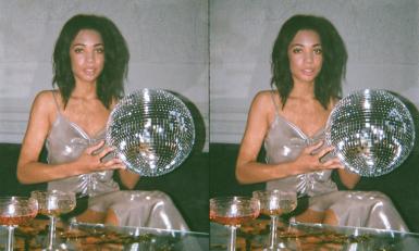 vrouw met een discobal in de handen
