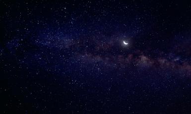 sterren en de maan in de nacht