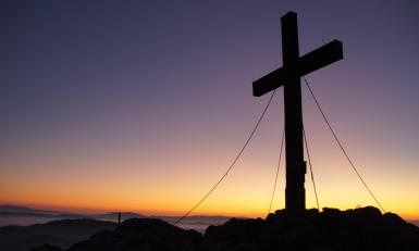 Een kruis voor de zonsondergang