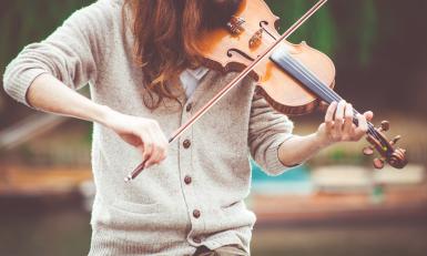 vrouw speelt de viool
